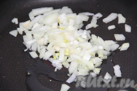 Пока рассольник варится, на сковороде с добавлением растительного масла обжарить очищенный и мелко нарезанный лук до золотистости, не забывая иногда помешивать.
