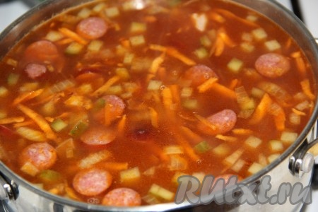 Когда картошка и перловка будет практически готова, выложить обжаренные овощи в кастрюлю и перемешать. Добавить соль и специи, варить минут 5, а затем накрыть крышкой, снять с огня и дать настояться 10-15 минут.
