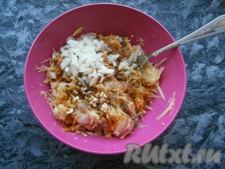 Очищенные лук и чеснок мелко нарезать. К картошке, сыру и куриному филе добавить соль, специи, чёрный молотый перец, нарезанные чеснок и лук, влить столовую ложку соевого соуса.
