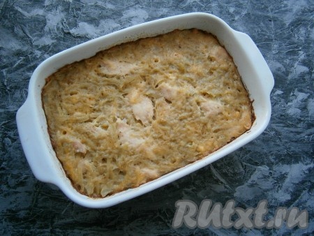 Готовить&nbsp;картофельную запеканку с курицей и сыром в разогретой духовке при температуре 180 градусов под фольгой 25 минут, после чего фольгу убрать и запекать далее при той же температуре еще минут 20-25.
