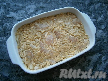 Картофельно-куриную массу выложить в форму и разровнять.
