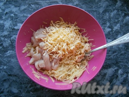 Куриное филе нарезать тонкими брусочками. К натертому картофелю и яйцам добавить нарезанное куриное мясо и натертый на крупной терке сыр.
