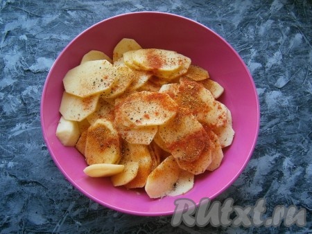 Кружочки картофеля посолить, поперчить, добавить к ним специи и паприку, перемешать.
