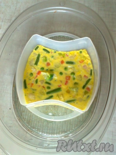 Я готовила две порции омлета сразу, используя двойной набор продуктов, на двух этажах пароварки.

Верхняя порция была готова через 10 минут.