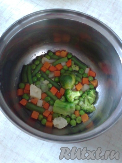 Замороженную овощную смесь в количестве 130 грамм, не размораживая,&nbsp;насыпать в кастрюльку и залить холодной водой так, чтобы вода только покрыла овощи (у меня ушло 90 мл). Можно использовать свежие составляющие или подобрать любые другие компоненты по вкусу (например, перец, зеленая фасоль, помидоры, лук). Поставить посуду со смесью на огонь, после закипания уменьшить огонь и отварить смесь в течение 2-3 минут с момента закипания (до мягкости). Затем откинуть овощи на дуршлаг. Если есть крупные кусочки, можно их разрезать на части. Овощной отвар сохранить и часть использовать для приготовления омлета (вместо отвара можно использовать молоко).