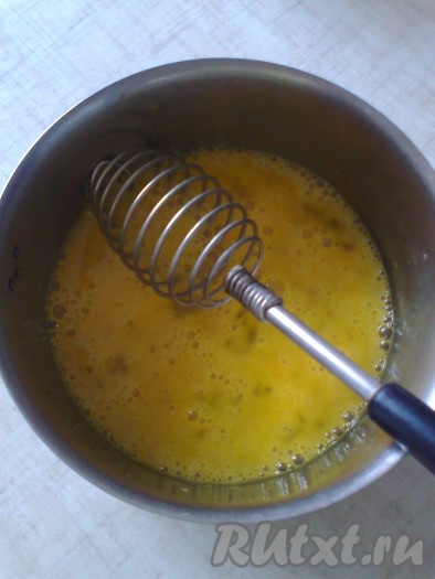 Яйца поместить в миску, всыпать соль, влить овощной отвар. С помощью венчика взбить яйца с солью и отваром до однородного состояния.&nbsp;
