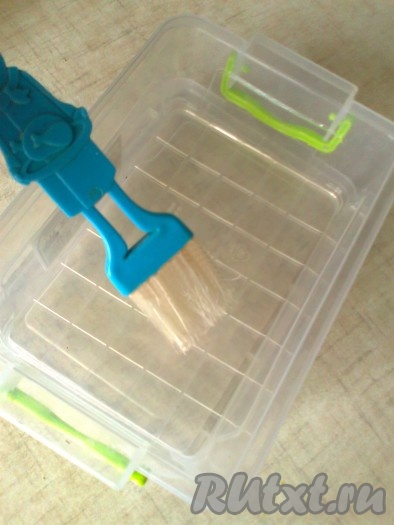 Форму, в которой будем готовить омлет, смазать растительным маслом. 