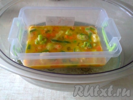 Вылить в форму смесь яиц и овощей, поместить в пароварку. Закрыть крышку пароварки.
