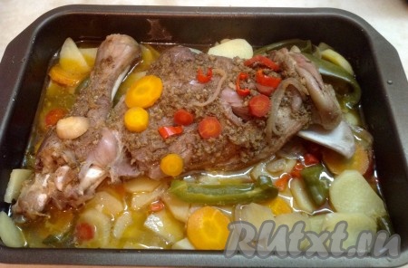 Баранья лопатка, запечённая в духовке с овощами