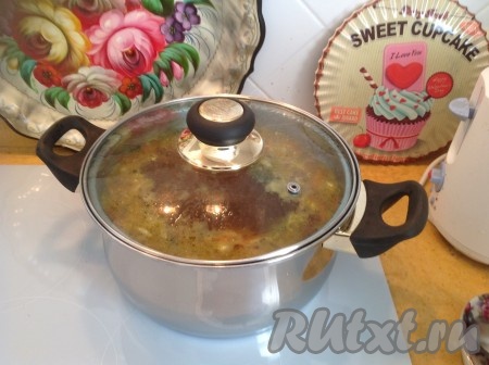 Выключаем плиту. Наш рассольник на курином бульоне с сушёными грибами готов! Пора звать всех к столу!