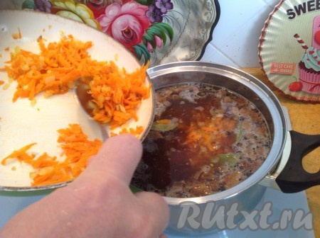 Затем добавляем тушёные овощи в наш рассольник.