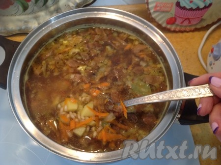 Перемешиваем и пробуем рассольник, если надо, добавляем соль. Также кладём лавровый лист и перец горошком.
