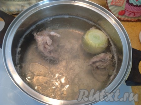 Когда бульон закипит, снимаем пену, убавляем огонь, солим.