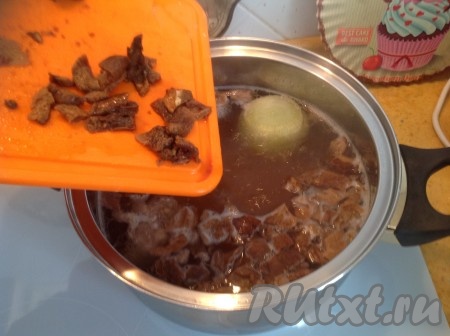 Грибы размокли и слегка увеличились в размере. Нарезаем их и выкладываем в кастрюлю с бульоном и перловкой, варим минут 15.