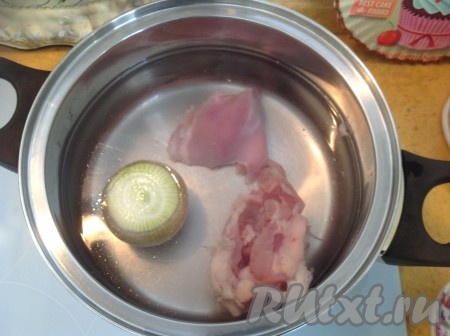 Кладём кусочки курицы и очищенную луковицу в кастрюлю, заливаем водой и ставим на огонь.
