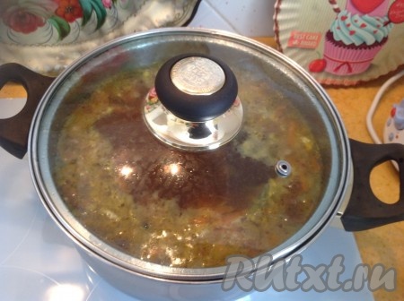 Накрываем кастрюлю крышкой и томим рассольник на небольшом огне ещё 5-7 минут.
