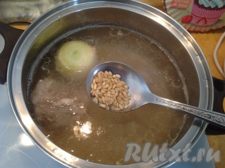 Добавляем перловую крупу в кастрюлю с бульоном (сразу после того, как сняли пену). Прикрываем кастрюлю крышкой и варим куриное мясо с перловкой на среднем огне 40 минут.
