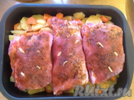 Возвращаем ребрышки на противень к овощам. Ставим в разогретую до 180 градусов духовку на 1 час 20 минут.