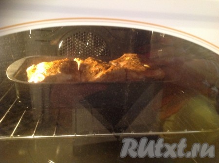 Возвращаем ребрышки на противень к овощам. Ставим в разогретую до 180 градусов духовку на 1 час 20 минут.