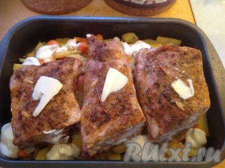 Через 40 минут достаём противень и кладём на каждое ребрышко по кусочку сливочного масла для подрумянивания. Опять быстро ставим противень с нашим блюдом в духовку.&nbsp;
