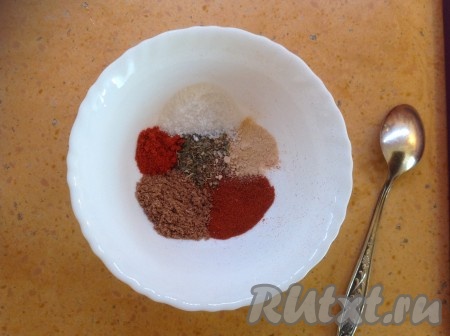 Для приготовления маринада насыпаем в мисочку специи, добавляем растительное масло и перемешиваем. Маринад готов.