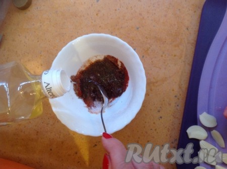 Для приготовления маринада насыпаем в мисочку специи, добавляем растительное масло и перемешиваем. Маринад готов.