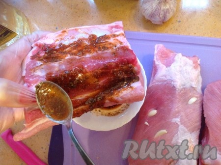 Обмазываем маринадом каждый кусок свиных ребрышек с обеих сторон.