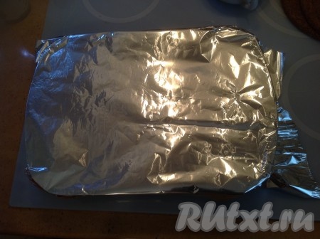 Складываем ребрышки на противень, закрываем фольгой и оставляем мариноваться на 2 часа.