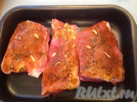 Складываем ребрышки на противень, закрываем фольгой и оставляем мариноваться на 2 часа.