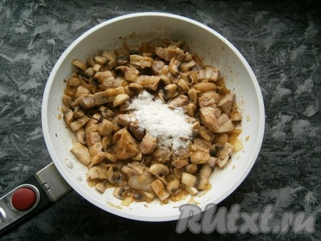 Обжаривать свинину с луком, помешивая, на среднем огне около 3-4 минут. Всыпать муку, перемешать.
