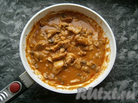 Снова поместить сковороду на огонь, перемешать и прогреть гуляш, доведя его до кипения на среднем огне.
