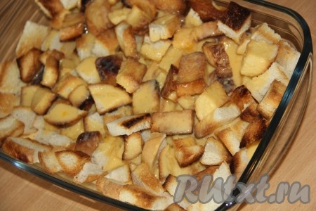 Кусочки батона залить яично-молочной смесью.
