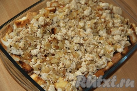 Поверх хлеба выложить остывший фарш.
