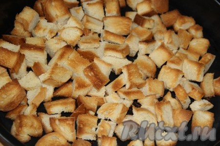 Подсушить кусочки батона в разогретой духовке до золотистого цвета (примерно, 15 минут) при температуре 200 градусов.
