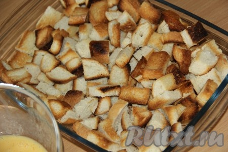 Выложить кусочки батона в жаропрочную форму (у меня форма размером 16х27 см).
