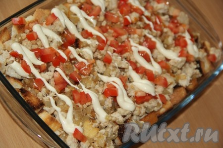 Сделать небольшую сетку из майонеза.
