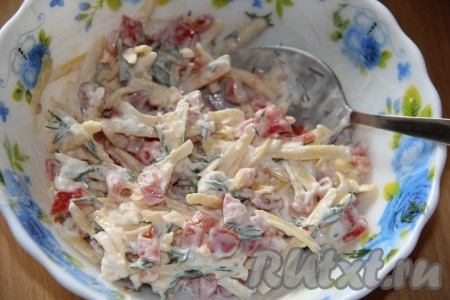 Хорошо перемешать томатно-сырную массу и начинка для наполнения куриных лодочек готова.