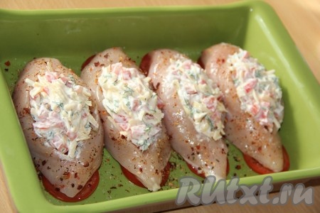 Лодочки из куриной грудки наполнить получившейся начинкой. По желанию, присыпать сверху лодочки любыми специями (я использовала сухую аджику).
