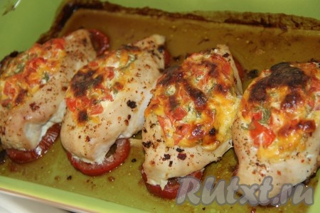 Запекать лодочки из куриной грудки с начинкой в разогретой духовке, примерно, 30 минут при температуре 200 градусов.
