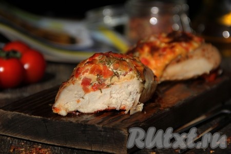 Аппетитные лодочки можно подать с любым гарниром. Благодаря томатно-сырной начинке, куриное мясо получается не сухим и очень вкусным. На фото видно, как выглядят лодочки в разрезе. Отличное блюдо для всей семьи, попробуйте!