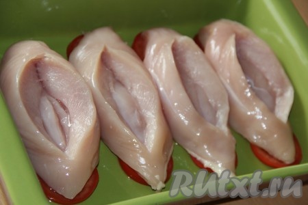 Поверх помидоров выложить лодочки из грудки.
