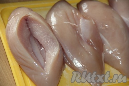 С помощью острого ножа сделать разрез на поверхности каждой куриной грудки и раздвинуть края, у нас получится лодочка, как на фото.
