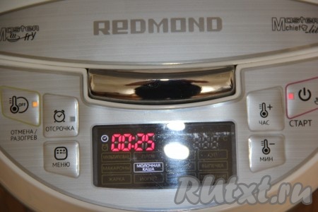 Выставить режим "Молочная каша" на 25 минут, крышку мультиварки закрыть.
