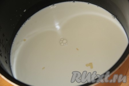 Влить в чашу молоко и перемешать.

