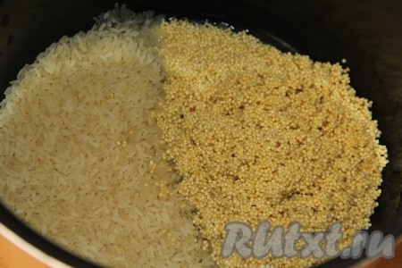 В чашу мультиварки всыпать пшено и рис.
