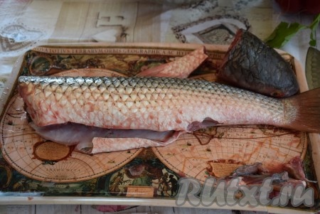 Отрежем от тушки голову, хвост и удалим плавники. Выпотрошим рыбу и еще раз промоем под холодной водой. Обсушим тушку рыбки бумажными полотенцами.
