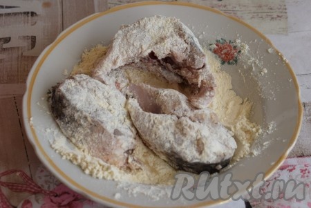 По истечении времени насыпаем в блюдце муку. Обваливаем каждый кусочек рыбы в муке со всех сторон.
