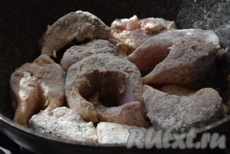 Разогреваем сковороду на среднем огне, добавляем растительное масло. Как только масло прогреется, выкладываем кусочки кефали на сковороду.
