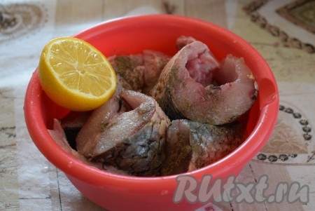 Складываем кусочки кефали в миску, солим и перчим&nbsp;по вкусу, посыпаем любимыми специями (у меня адыгейская приправа). Сбрызгиваем рыбу соком лимона. Оставляем рыбку просолиться и промариноваться в соке лимона и специях, примерно, на 40-50 минут.

