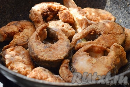 Далее жарим кефаль на среднем огне, периодически переворачивая, до румяной корочки со всех сторон (примерно, 15 минут). Время жарки может меняться, в зависимости от толщины кусочков и размера рыбы.
